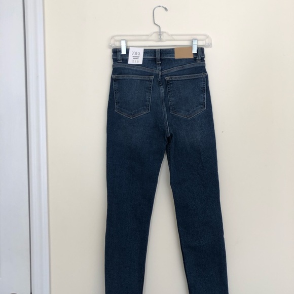 Zara High Waisted Dark Wash Warm Jeans // NWT - Picture 5 of 6